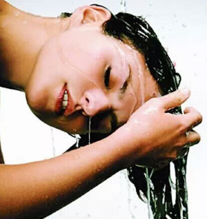 女人梦见洗头发预兆解梦梦见洗头发 梦见洗头掉头发一大把|梦见