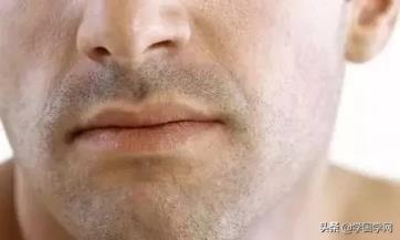 嘴唇上有许多皱纹的男人拥有这样嘴型的人
